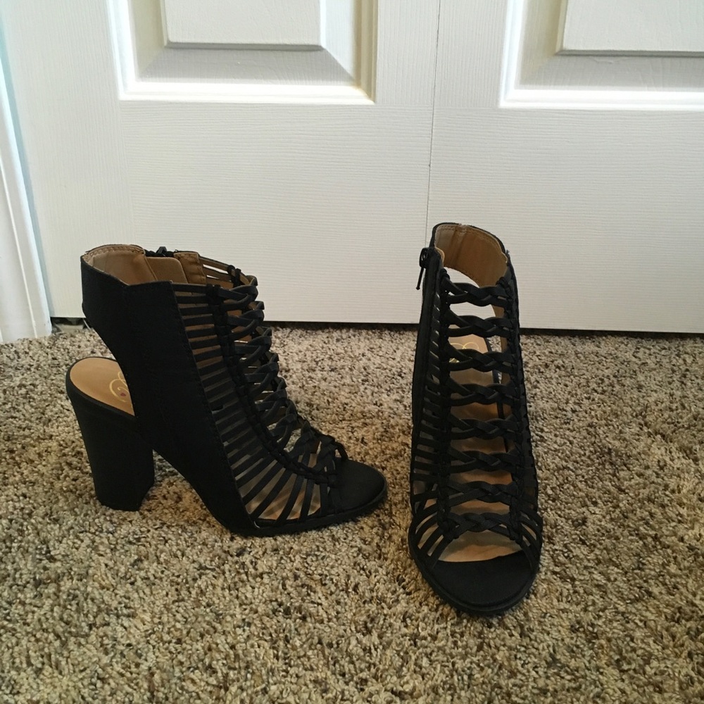 Black wedges
